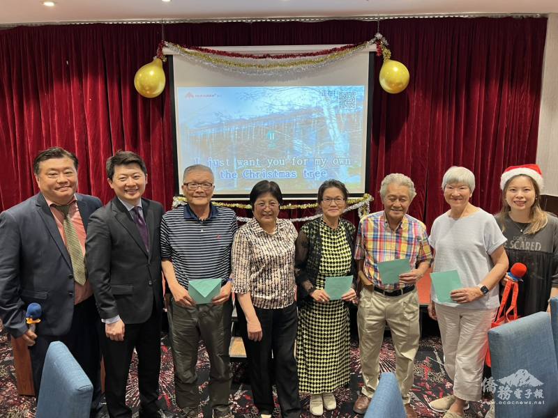 歡樂抽獎時刻感謝松友會員默默地支持僑團活動，吳正偉處長（左2)，謝美鳳會長（左4），創會會長鍾坤成（右2)，華商會長（右1）