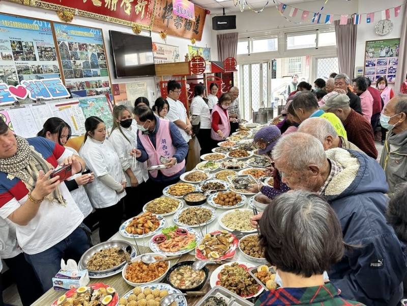 澎湖高級海事水產職業學校學生27日準備逾30道兼顧營養與長者飲食需求的美味料理，在湖西活動中心與長輩們分享，場面熱鬧溫馨。（澎湖海事提供）