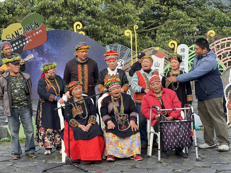 開幕表演-德文文化健康站長輩演唱