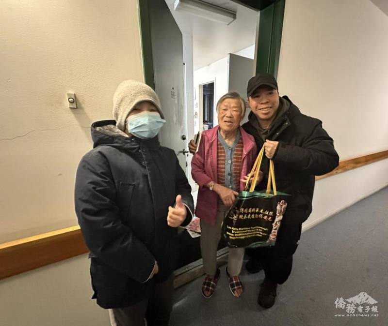 加拿大中華武術協會會長張智明〈右一〉帶領小義工探訪獨居長者。