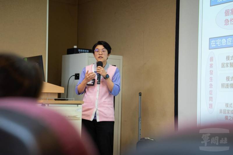 三軍總醫院社區護理中心主任黃品瑄透過案例分享實務經驗。(軍聞社記者邱奕菖攝)