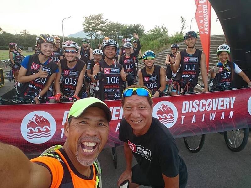 越南作家阮文馨熱愛越野車、攀岩、馬拉松、單車環島。她常赴台進行戶外運動，並與粉絲分享，也讓許多越南讀者赴台進行「年度鍛鍊」。圖為阮文馨（後排右1）參加台灣的Discovery Taiwan國際越野挑戰賽。（阮文馨提供）