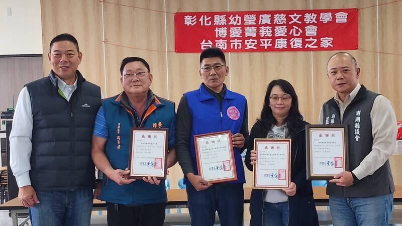 來自彰化與台南慈善單位「愛無距離、善無界限」跨縣市公益活動27日天在馬公石泉活動中心，由澎湖縣副議長藍凱元（右）代表捐贈，不僅補足弱勢家庭及弱勢團體的生活所需，更為離島居民帶來關懷與鼓勵。