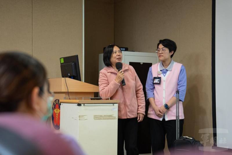 廖爺爺女兒分享心路歷程，給予在宅急症照護團隊高度肯定。(軍聞社記者邱奕菖攝)