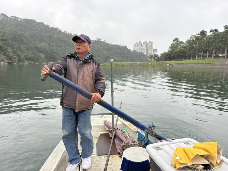新北市碧潭的「新店渡」是全台僅存的人力擺渡，61歲擺渡人李清（圖）在當地划船載客逾20年，坦言人力擺渡工時長又需忍受風吹日曬，願意投入的年輕人不多。