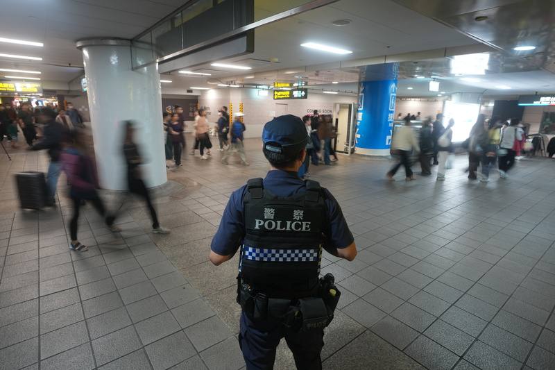 A police officer stands guard at Taipei Main Station's MRT station. CNA file photo