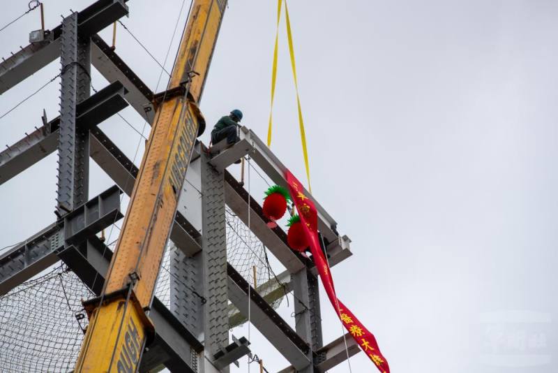 「重症醫療大樓」上樑儀式。（軍聞社記者王進福攝）