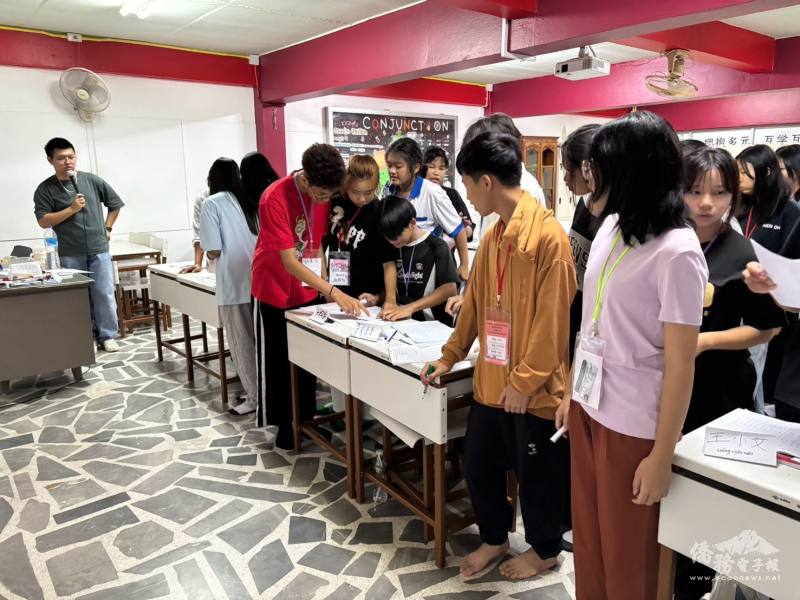 學生們分組從課本裡尋找林柏成提問的答案。