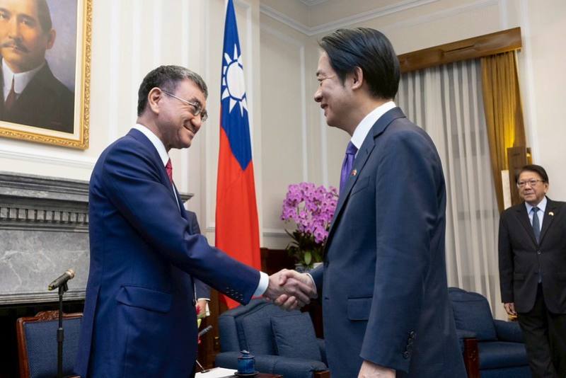 President Lai Ching-te shakes hands with Member of the Japanese House of Representatives and former Minister for Foreign Affairs Kono Taro.