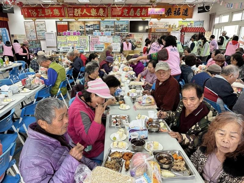 台電尖山發電廠27日在湖西活動中心舉辦關懷獨居清寒長者慶生活動，現場由澎湖高級海事水產職業學校學子準備逾30道美味料理，邀請長輩們一同享用。（澎湖海事提供）