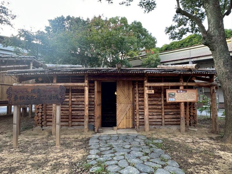 桃園市僑愛國小在校內打造泰雅文化園區，建構家屋、望樓、烤火寮等傳統建築