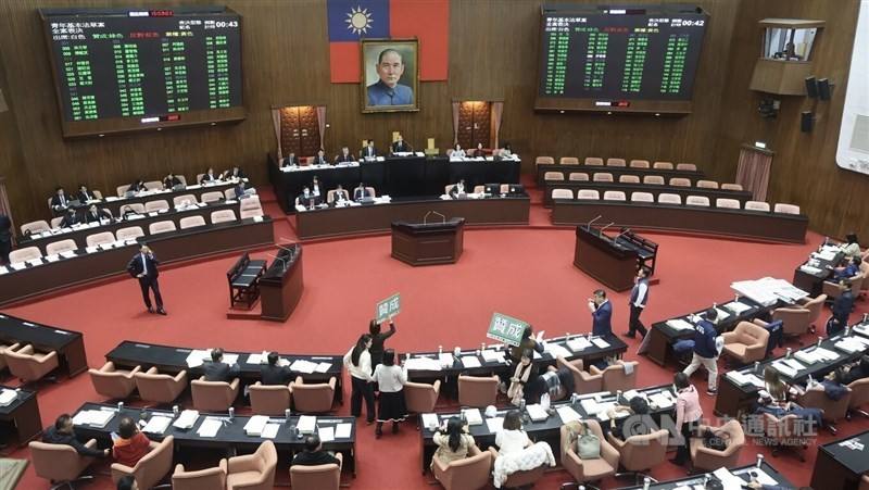 Lawmakers vote for or against the establishment of the Youth Basic Law at the Legislative Yuan on Friday. CNA photo Dec. 26, 2025