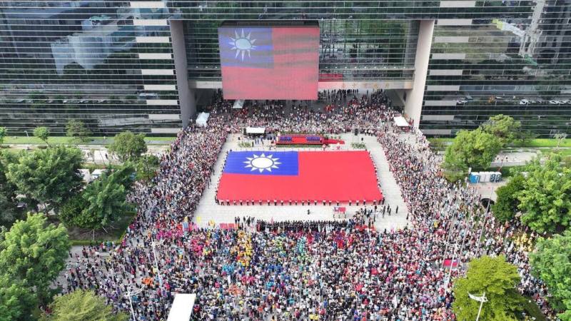 台中市政府民國115年1月1日上午8時，在市府前廣場舉行元旦升旗典禮，延續「向城市英雄致敬」主題，邀88名各領域救災與災後復原英雄，展護巨幅國旗進場。圖為資料照。（民眾提供）