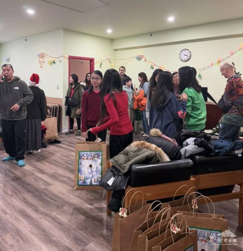 活動吸引大批義工響應，大家正在分配工作項目。