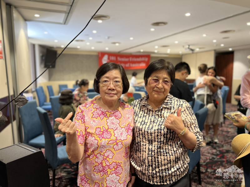 澳洲松友會會長謝美鳳（右）感謝僑務委員陳雪鳳(左)對會務的支持