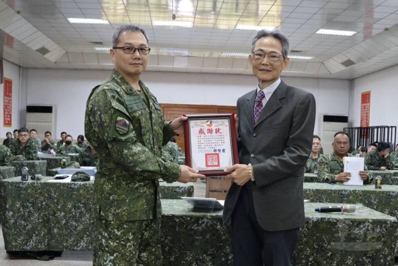 陸軍十軍團政戰副主任胡上校感謝國防大學黃秋龍副教授蒞部授課。（陸軍第十軍團提供）