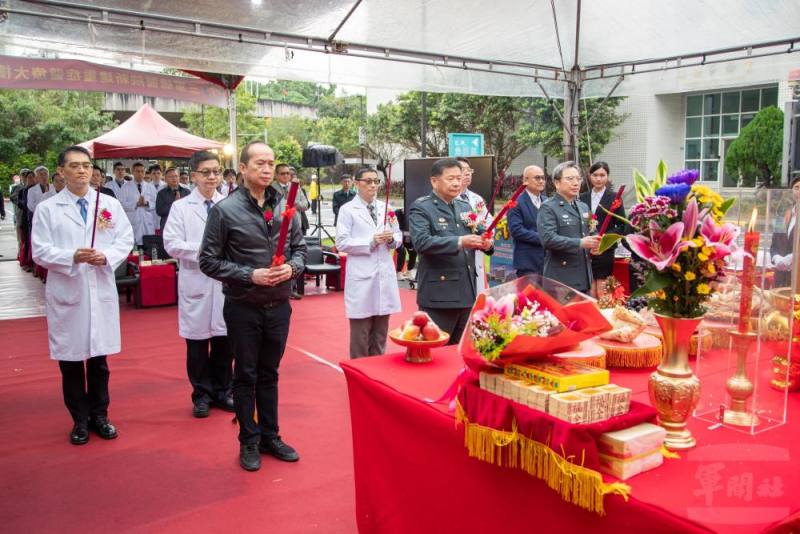 軍醫局局長蔡中將25日主持三總新建「重症醫療大樓」上樑典禮，與三總院長蔡少將、永青營造總裁曾國展等人進行上香祝禱儀式。（軍聞社記者王進福攝）