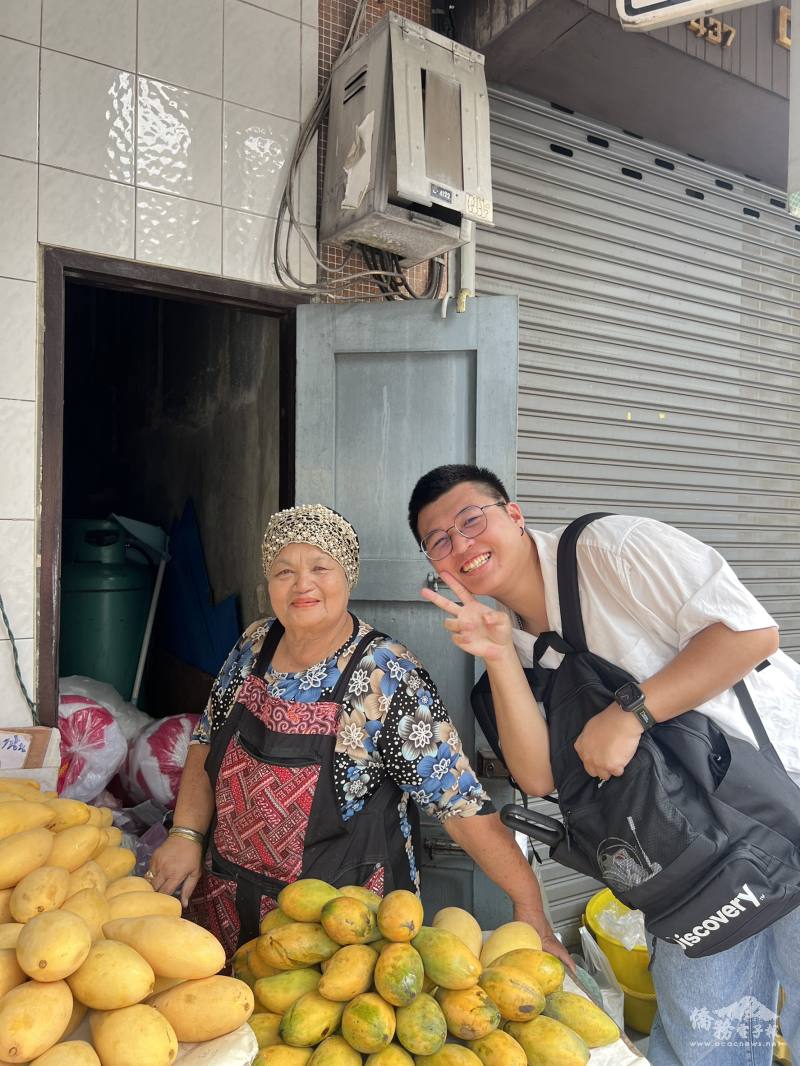 林柏成（右）畢業於銘傳大學華語文教學學系，是僑委會首位走進泰國主流學校的僑教替代役役男。