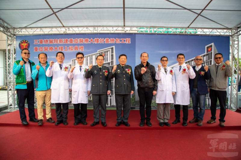 蔡局長率三總同仁及營造團隊合影。（軍聞社記者王進福攝）