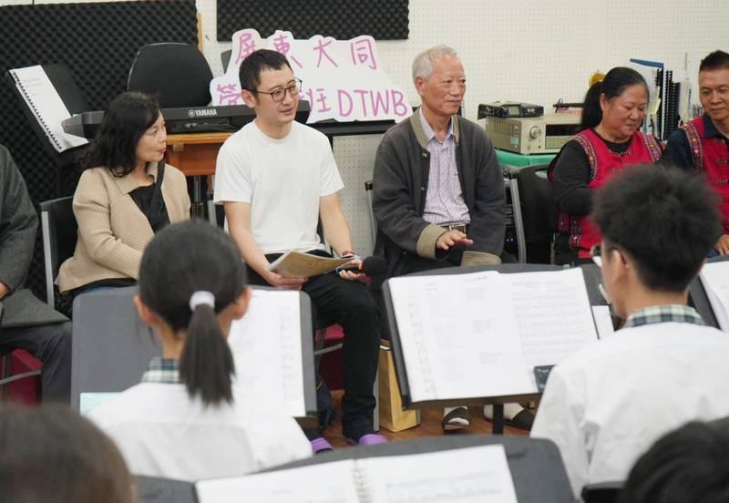 文史工作者念吉成（後左3）梳理恆春半島二戰記憶，發表著作「巴士海峽之淚」，日本學者井上裕太（後左2）受啟發創作歌曲「海峽之淚」，2人26日一同在屏東大同高中與師生合唱。