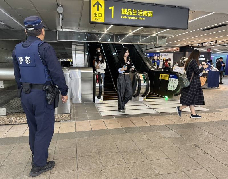 A police officer stands by at Taipei MRT's Zhongshan Station near the Eslite Spectrum Nanxi department store on Dec. 19, following fatal attacks that occurred in the area the same night. CNA file photo