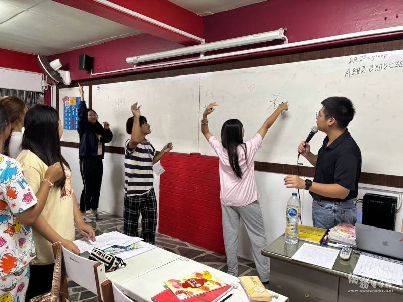 林柏成慣用遊戲是教學帶領學生，圖為暑期華語密集班中，學生透過遊戲競賽加強對華語發音的認識。