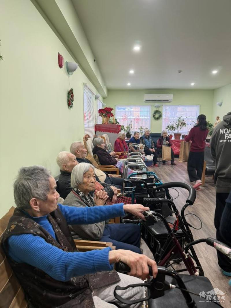 義工發放物資給行動不便的獨居長者。