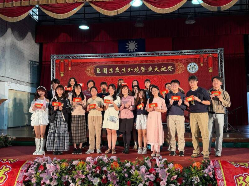 陸委會港澳蒙藏處副處長魏淑娟（前排左6）日前赴台灣大學出席「祭祖大典暨境外生歲末團聚」，現場與700多名僑生、境外生歡聚，魏淑娟代表陸委會、策進會表達對於港澳學生的關懷。（台港經濟文化合作策進會提供）