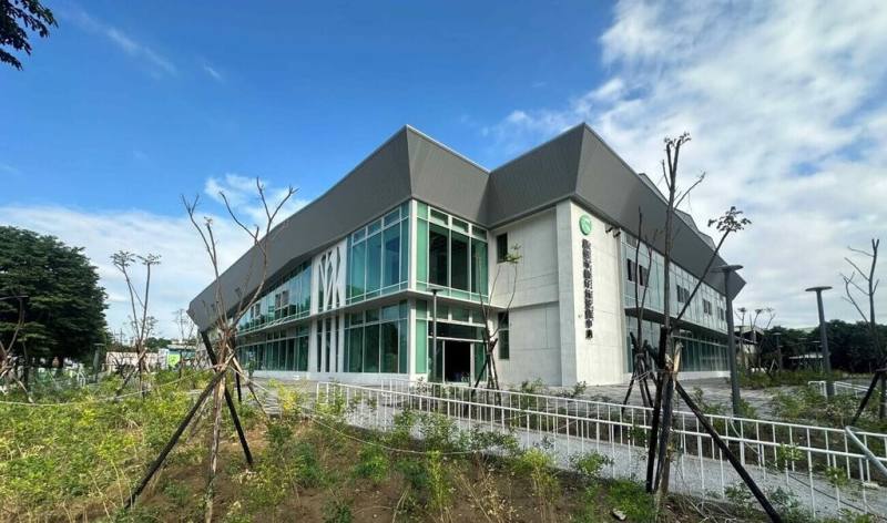 位於楠梓交流道附近的楠仔坑運動中心近日完工，預計明年6月正式開幕，將成為市民運動休閒新選擇。（高雄市工務局提供）