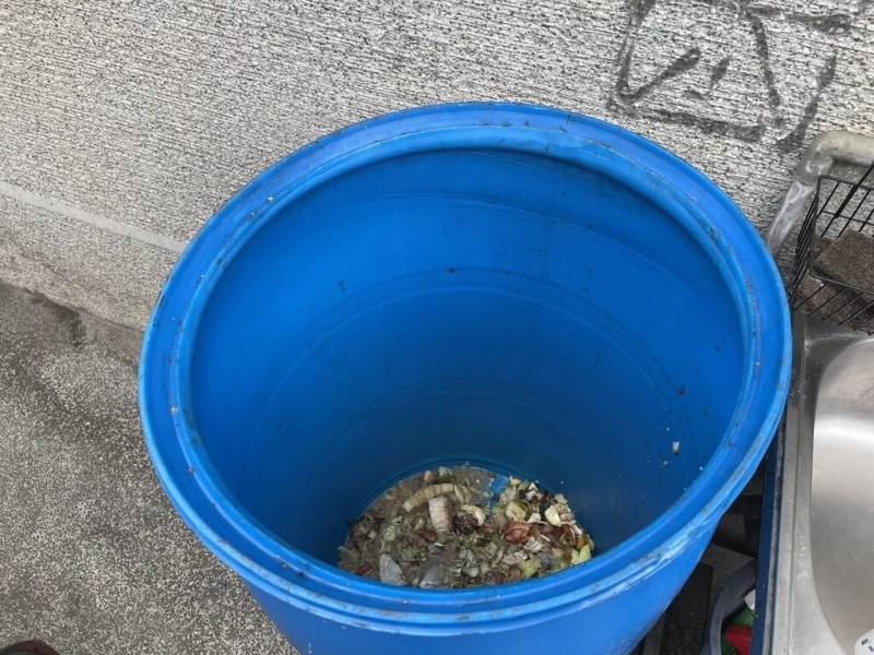 中央宣布廚餘養豬轉型政策後，台中有682個社區大樓受影響，經中市府協助協調後，有290個社區由一般垃圾清運業者承攬廚餘併同清運；其餘社區則正持續媒合合適清運業者，或進行價格協商。（台中市府提供）