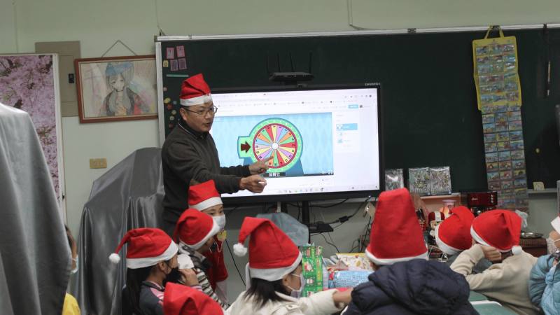 葉志偉增加孩子學習動機，配合聖誕節戴起聖誕帽