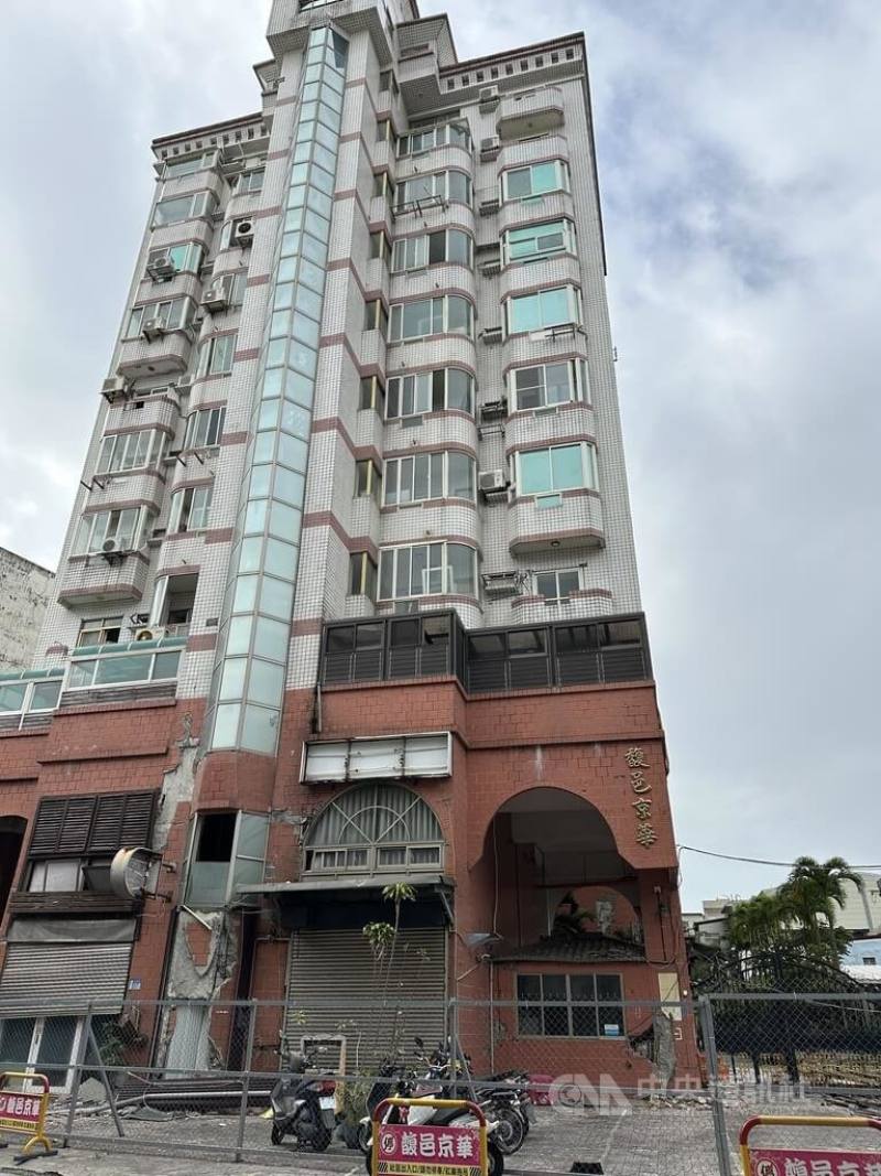 宜蘭外海27日晚間發生芮氏規模7地震，花蓮震度4級，議員憂心花蓮0403強震後遭列管的紅、黃單大樓安全問題。花蓮縣政府表示，危樓都有積極處理，按照行政流程進行。花蓮市馥邑京華大樓將於春節後開拆