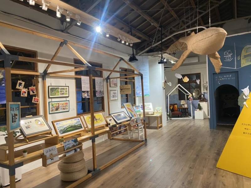 海灣繪本館位於台中清水眷村文化園區內，經民進黨籍立委蔡其昌爭取經費整修，27日重新開館，室內飄浮一隻大鯨魚，可愛吸睛。（蔡其昌辦公室提供）