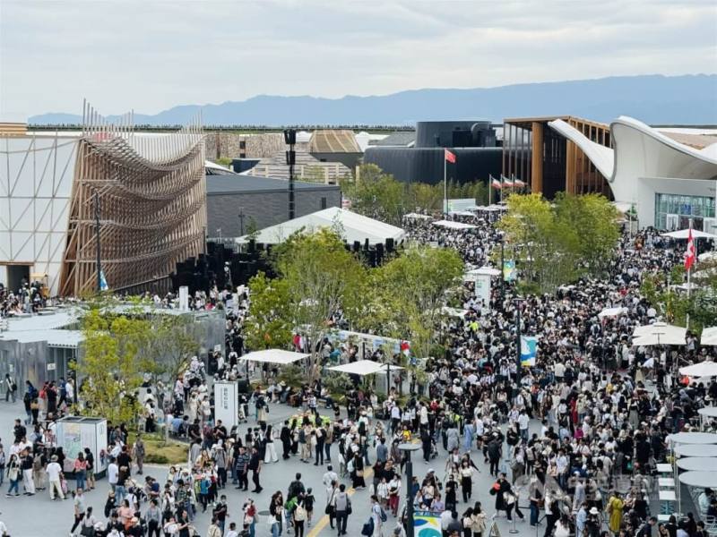 圖為大阪世博參觀人潮。（中央社檔案照片）