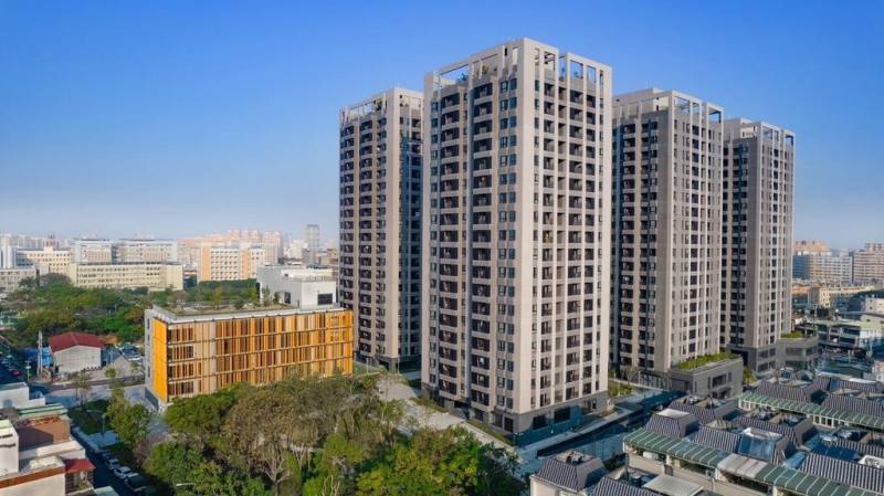 桃園市的中壢一號社宅3月取得建築能效1⁺級認證，是桃園市首座取得的公有建築，更獲得內政部建築研究所「2025近零碳建築卓越獎」肯定，展現市府在公共建設推動高能效、低碳建築與智慧管理的具體成果。（桃園市政府住宅及都市更新中心提供）