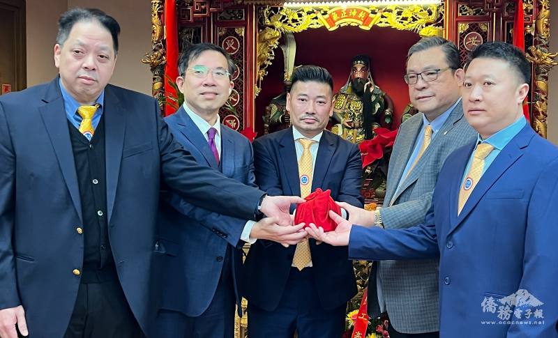 黃耀良（左二）和全美安良元老陳仕維（右二）主持印信監交。