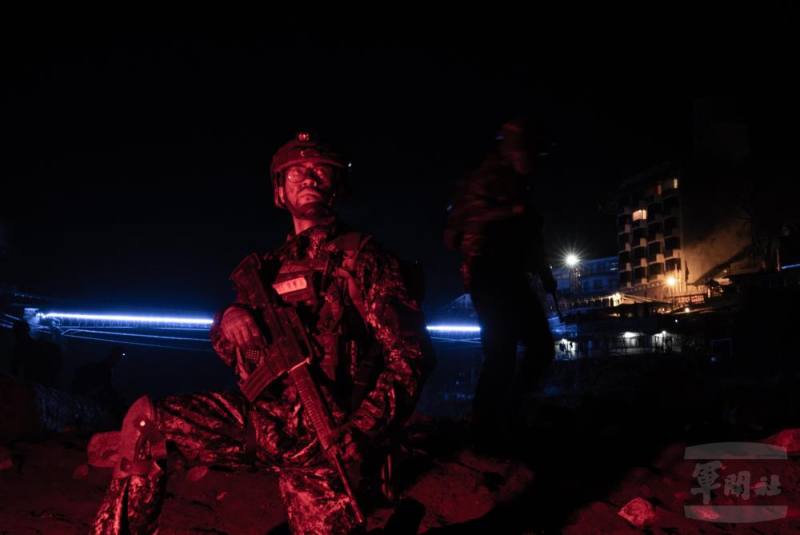 突擊兵學員在溪水聲掩護下渡河，準備對敵發起襲擊。（軍聞社記者李恬恬攝）