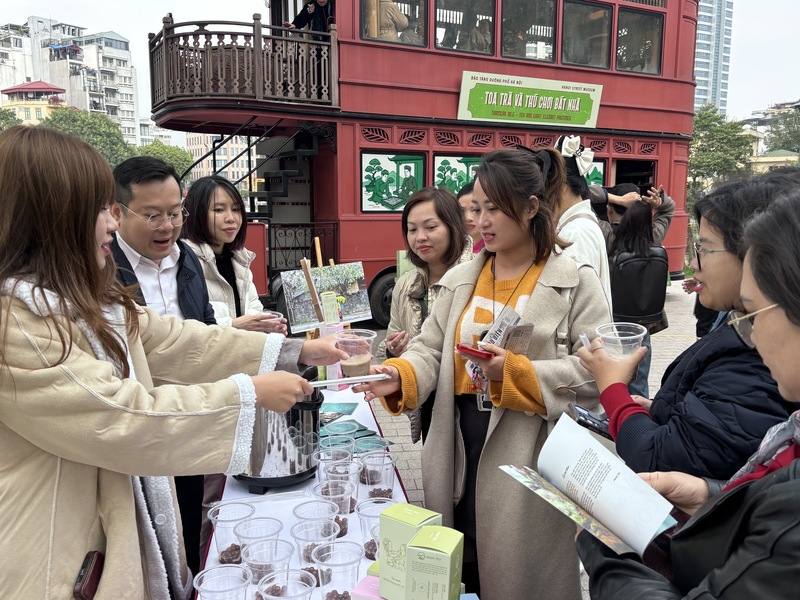 越南河安茶公司負責人徐國安與女兒結合台灣與越南材料，於27日河內觀光活動現場烹煮熬製珍珠奶茶。參與者反應熱絡，表示非常喜歡台灣珍奶，也期待有天能造訪台灣