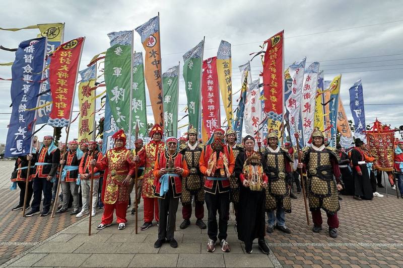 台南鹿耳門天后宮28日舉辦「溯源尋根．鄭成功登陸鹿耳門」歷史活動，邀請來自各地祀奉鄭成功宮廟代表乘筏進行登陸體驗，並復刻媽祖金身隨艦場景