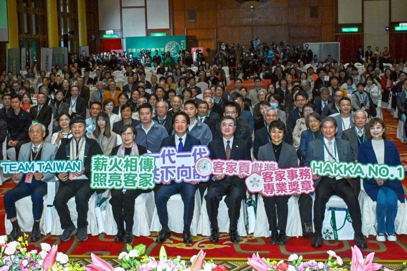 行政院長卓榮泰出席2025客家貢獻獎暨客家事務專業獎章表揚典禮