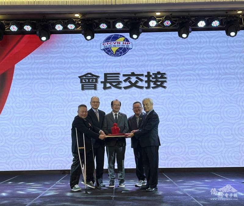 在林易民、越南臺商總會第二十六屆總會長袁濟凡及第二十七屆總會長洪志華監交下，順利完成第十三、十四屆會長交接