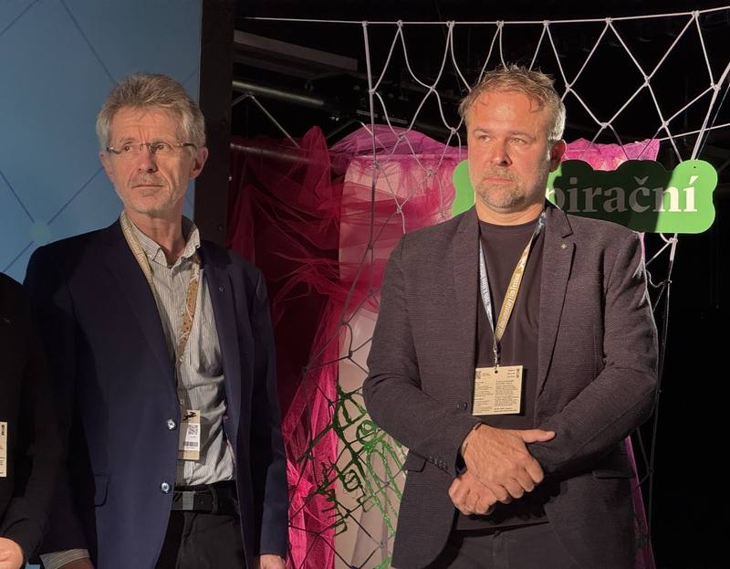 捷克紀錄片「我是台灣人」聚焦2020年捷克參議長維特齊（Miloš Vystrčil，左）不畏壓力訪台的歷程。導演斯瓦泰克（Dan Svátek，右）表示，台灣是一個了不起的國家，他熱愛台灣的人民、文化與自然。「我希望它不要改變，因為台灣正走在正確的道路上。」