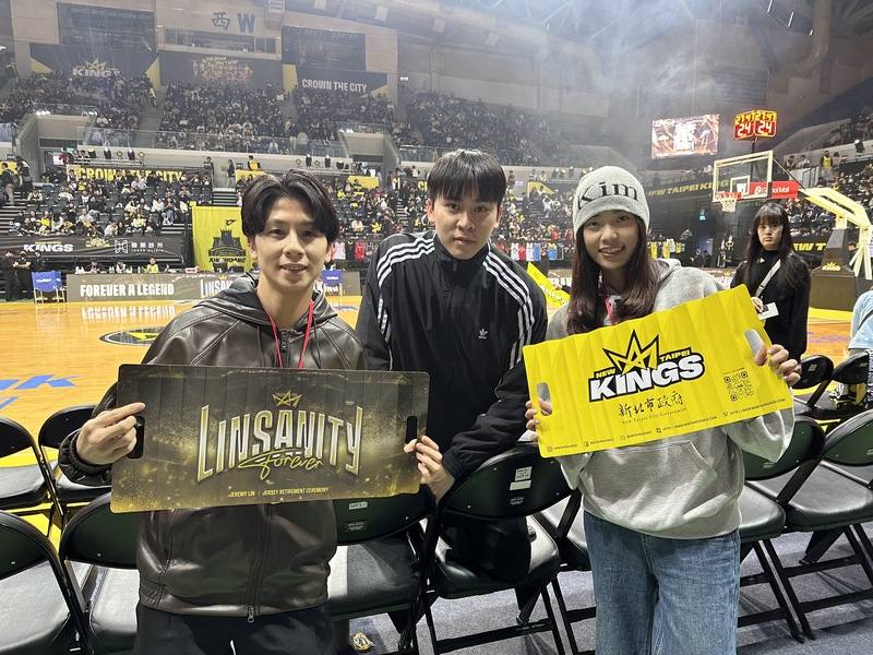 台裔球星林書豪28日晚間將在新莊體育館舉行球衣退休儀式，包括林郁婷（前左起）、邱相榤、羅嘉翎等運動名將到場觀禮