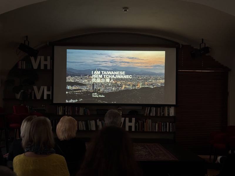 捷克紀錄片「我是台灣人」（I am Taiwanese）透過深入訪談多位捷克政治人物、商界代表、漢學家、記者等人物，呈現2020年捷克參議院議長維特齊（Miloš Vystrčil）率團訪台背後承受的壓力，與台灣複雜的地緣政治局勢，以及捷克外交與民主價值的實際影響