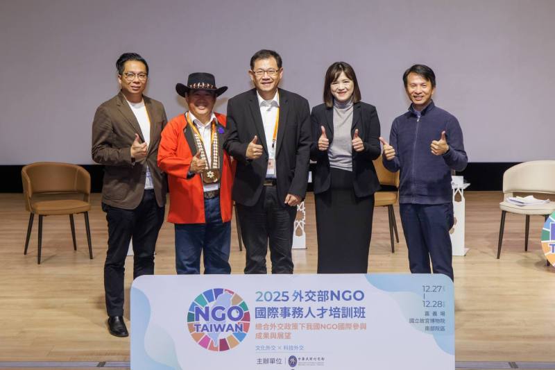 嘉義縣文化觀光局長徐佩鈴（右二）主持「旅遊外交」座談會，與英迪格酒店經理楊智男（左一）、優遊吧斯董事長鄭虞坪（左二）及雄獅旅遊總經理王岳聰（右一）交流台灣發展旅遊外交的願景