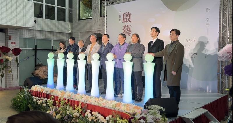 台灣工藝研究發展中心27日舉行「工藝年 啟藝：工藝之道＆工藝MV聯合發布典禮」，工藝中心主任陳殿禮（左4）等人出席，藉由音樂與影像，引領大家感受工藝之美