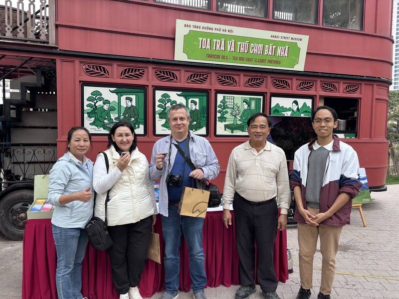 越南河安茶公司負責人徐國安（右2）來自台灣，他在越南河江採摘製作的古樹茶有口皆碑，受到巴亭坊邀請，參與27日啟動的「河內：觸及記憶」旅遊活動。來自波蘭的遊客試飲後馬上購買