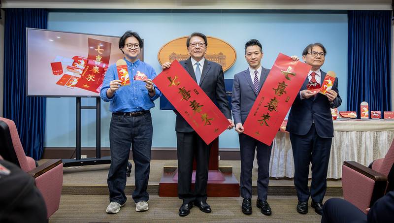 為迎接民國115年（歲次丙午）「馬」年的到來，總統府今（29）日下午召開記者會，公布115年總統、副總統賀年卡、春聯、紅包袋及福袋