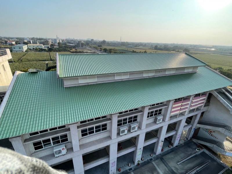 嘉義縣六嘉國中，琉璃鋼瓦屋頂更新後，校舍外觀煥然一新