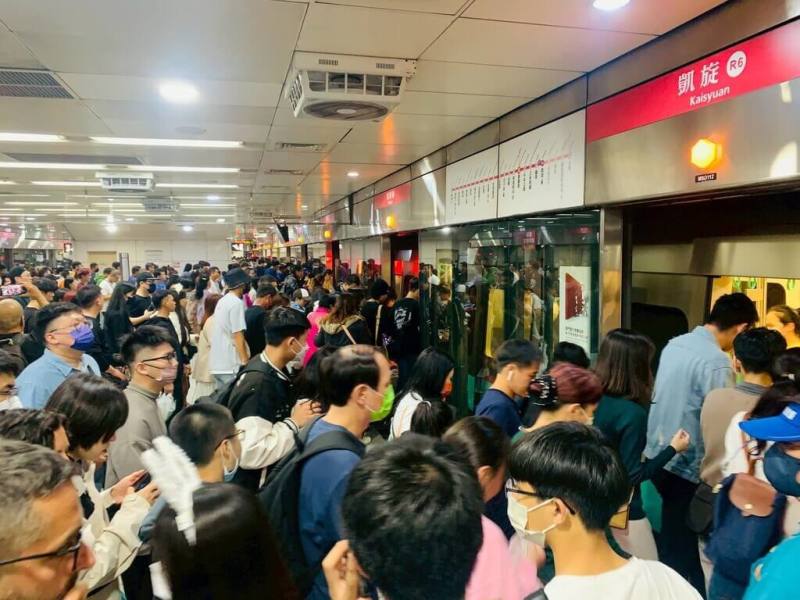 為迎接跨年人潮，高雄捷運與輕軌將加密班距及延長營運時間，並針對跨年活動進行危安攻擊等演練，優化緊急應變能力。（高雄捷運公司提供）